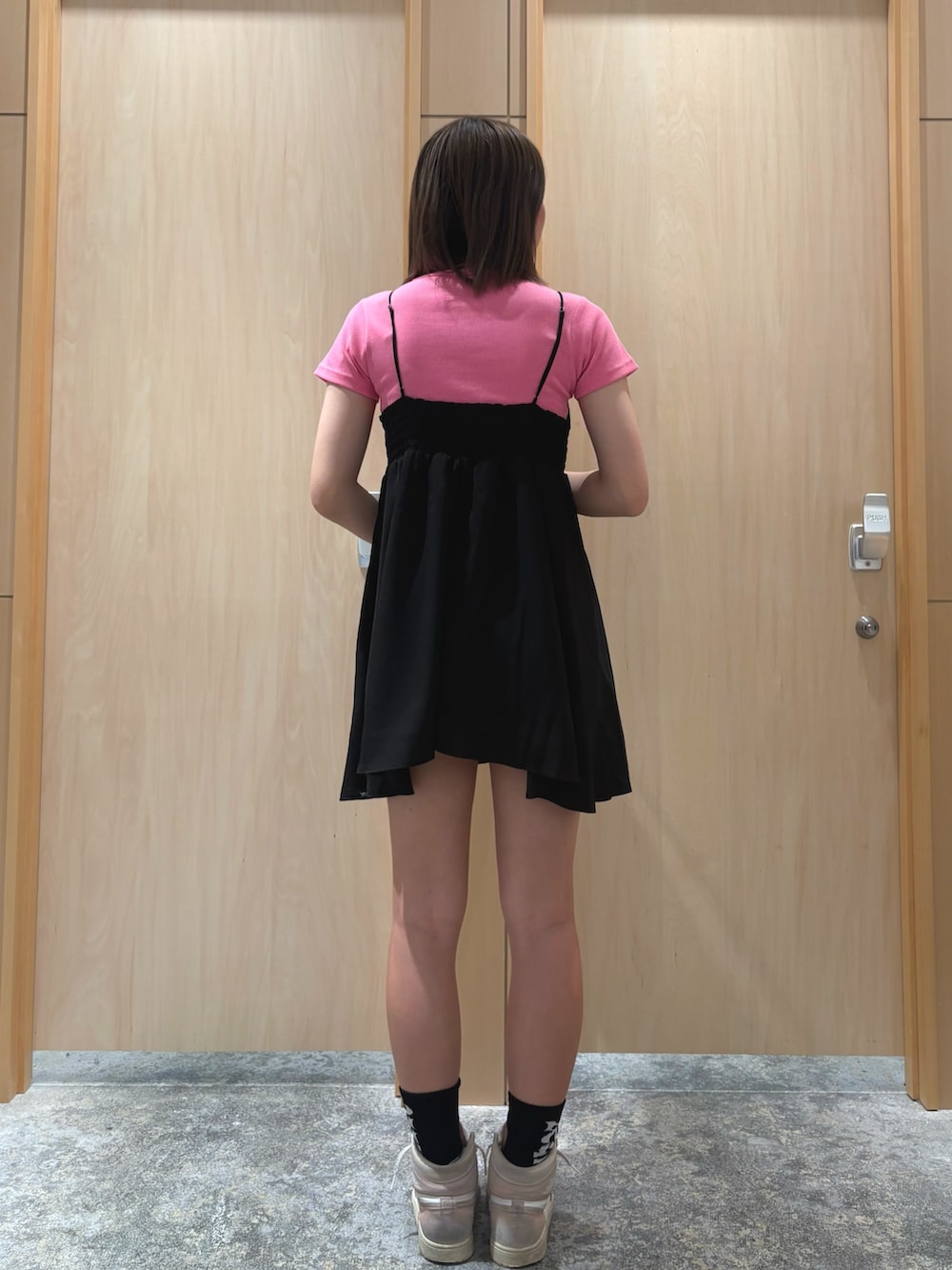 ブラック系のワンピース、ピンク系のTシャツ/カットソー、グレー系のハンドバッグを着用したレディースの夏コーディネートの2枚目の写真