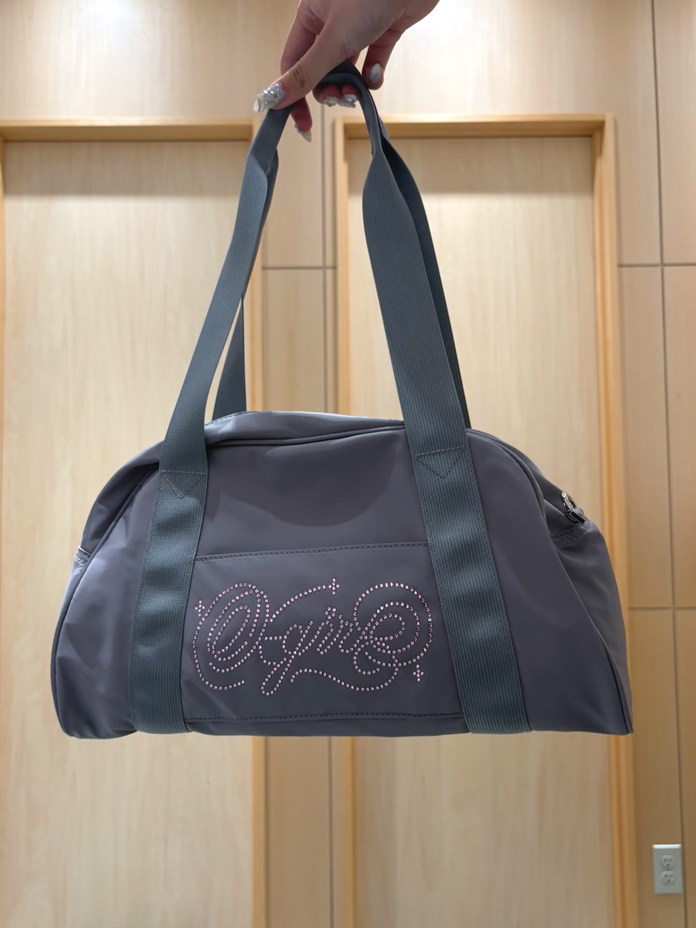 ブラック系のワンピース、ピンク系のTシャツ/カットソー、グレー系のハンドバッグを着用したレディースの夏コーディネートの4枚目の写真