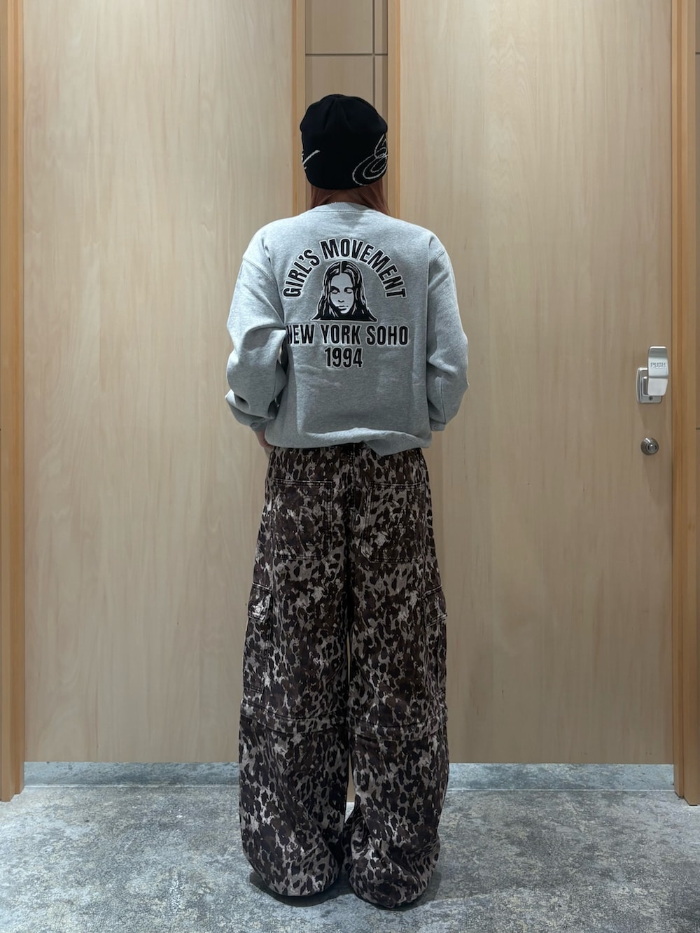 グレー系のスウェット、ベージュ系のカーゴパンツ、ブラック系のハンドバッグを着用したレディースの秋コーディネートの2枚目の写真