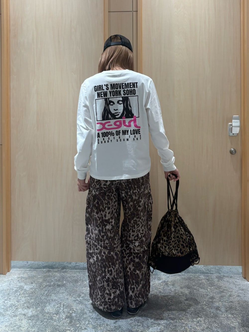 ホワイト系のTシャツ/カットソー、ベージュ系のカーゴパンツ、ベージュ系のバックパック/リュックを着用したレディースの夏コーディネートの4枚目の写真