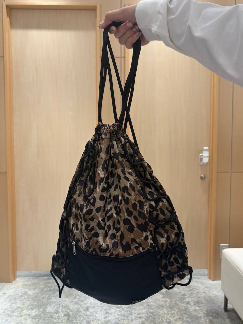 ホワイト系のTシャツ/カットソー、ベージュ系のカーゴパンツ、ベージュ系のバックパック/リュックを着用したレディースの夏コーディネートの5枚目の写真