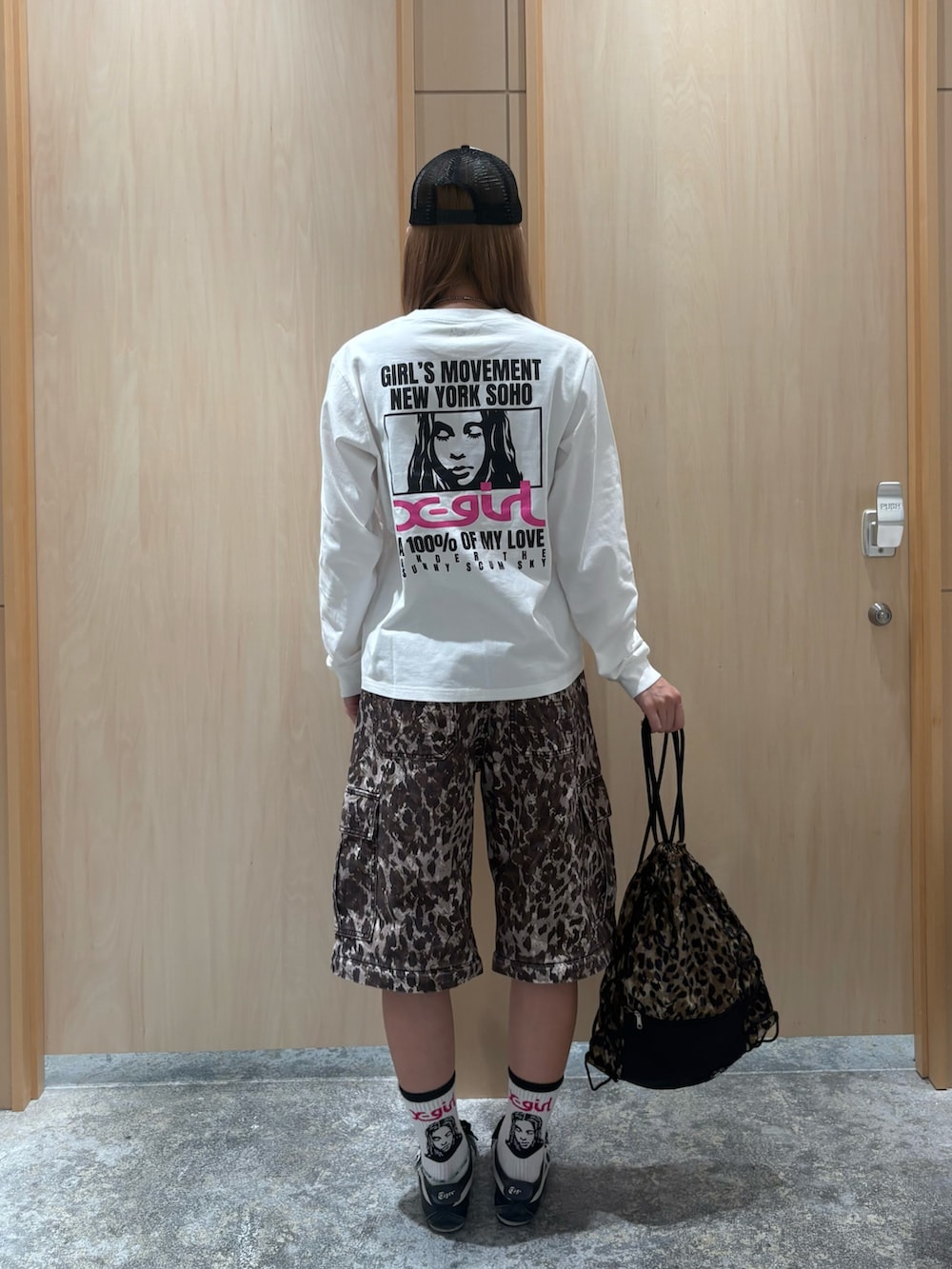 ホワイト系のTシャツ/カットソー、ベージュ系のカーゴパンツ、ベージュ系のバックパック/リュックを着用したレディースの夏コーディネートの2枚目の写真