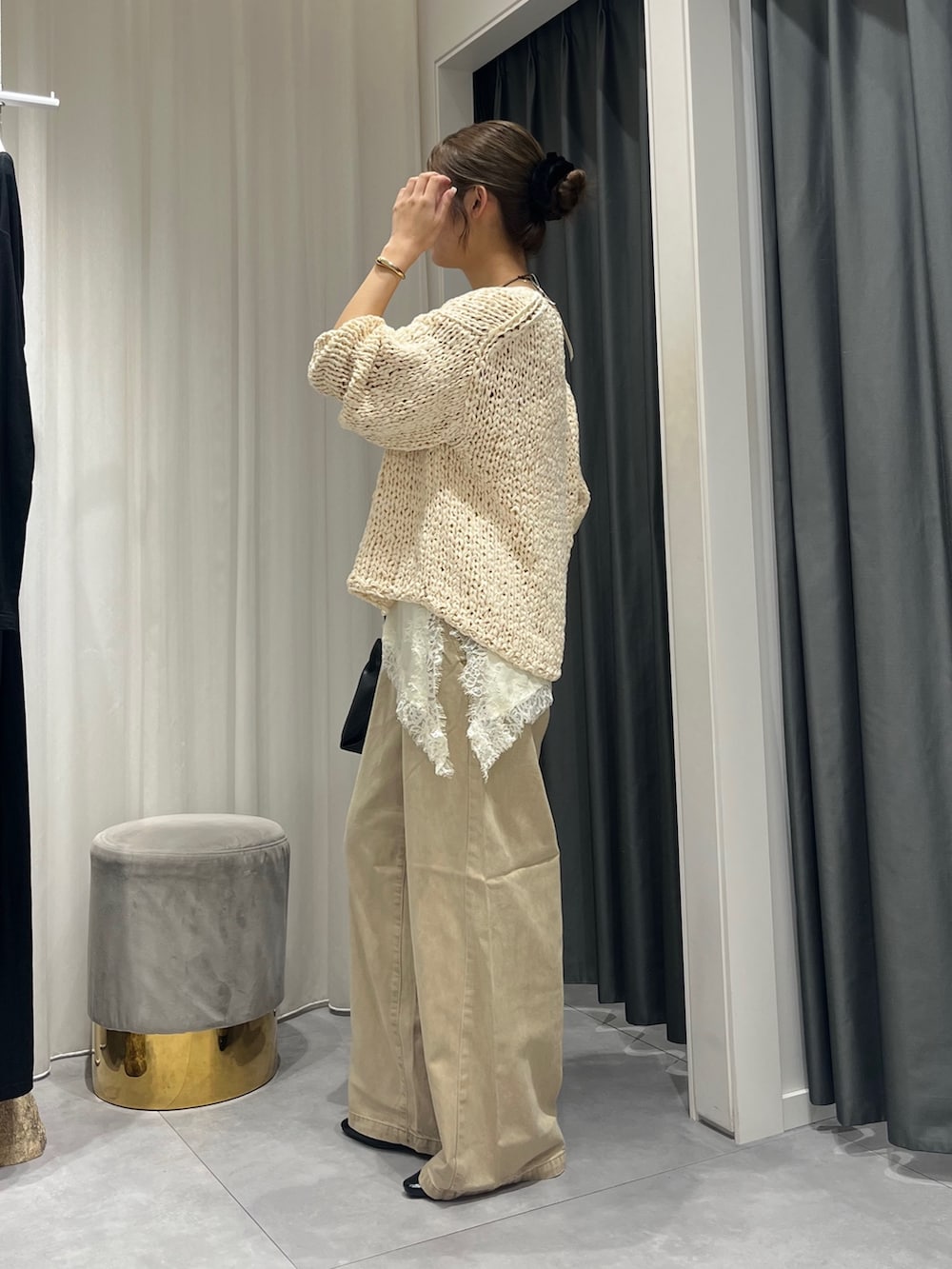 ホワイト系のニット/セーター、ホワイト系のシャツ/ブラウス、ベージュ系のデニムパンツを着用したレディースの秋コーディネートの3枚目の写真