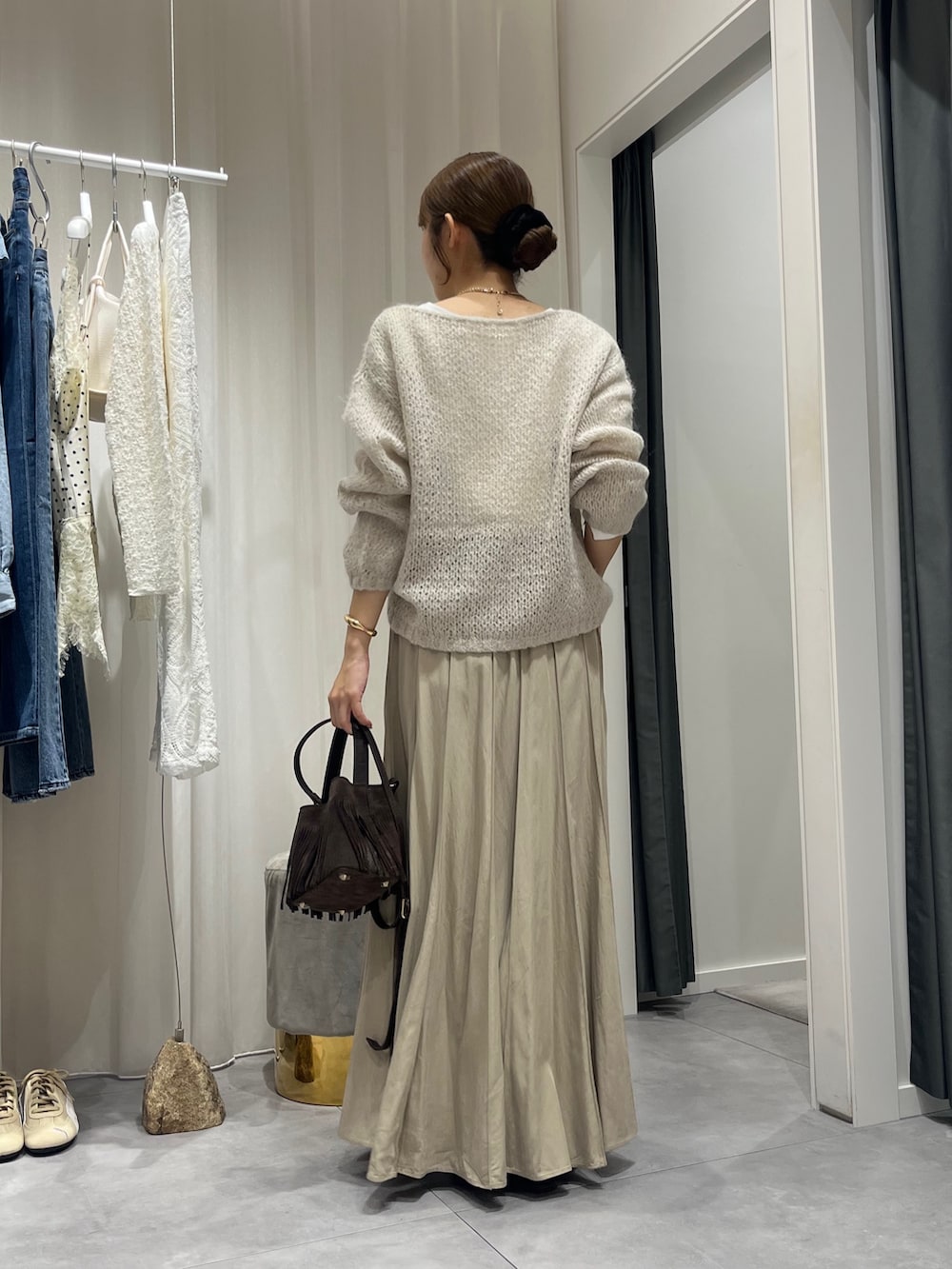 ベージュ系のスカート、ベージュ系のニット/セーター、ホワイト系のニット/セーターを着用したレディースの秋コーディネートの5枚目の写真