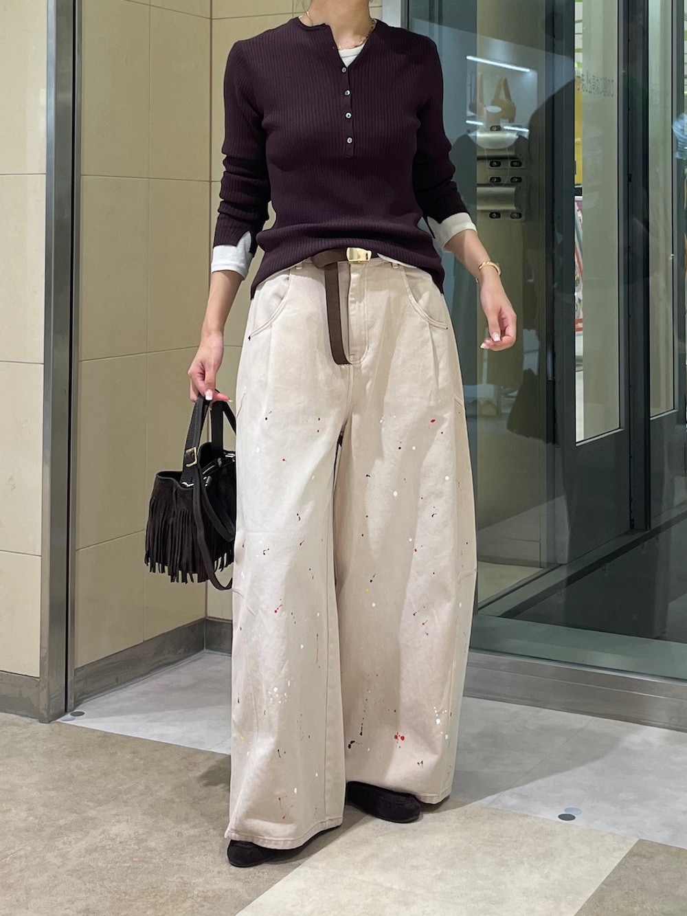 ベージュ系のその他パンツ、ホワイト系のTシャツ/カットソー、ブラウン系のニット/セーターを着用したレディースの秋コーディネートの5枚目の写真