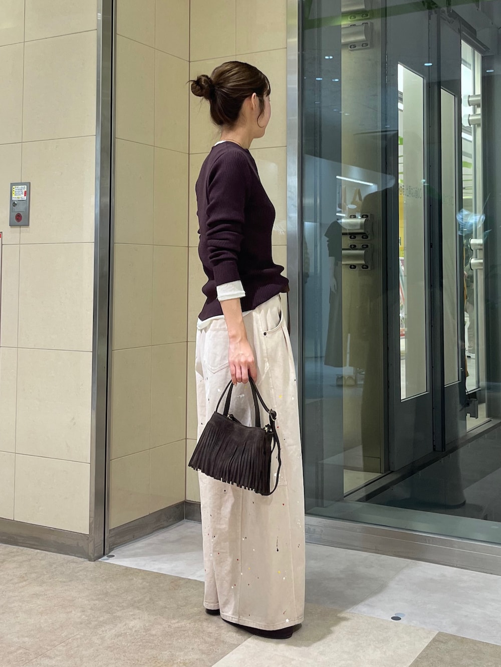 ベージュ系のその他パンツ、ホワイト系のTシャツ/カットソー、ブラウン系のニット/セーターを着用したレディースの秋コーディネートの2枚目の写真