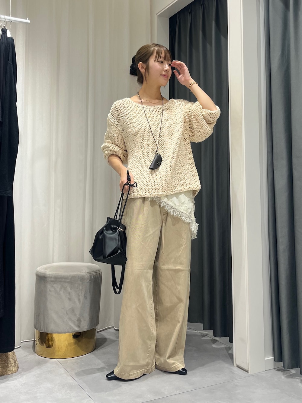 ホワイト系のニット/セーター、ホワイト系のシャツ/ブラウス、ベージュ系のデニムパンツを着用したレディースの秋コーディネートの2枚目の写真
