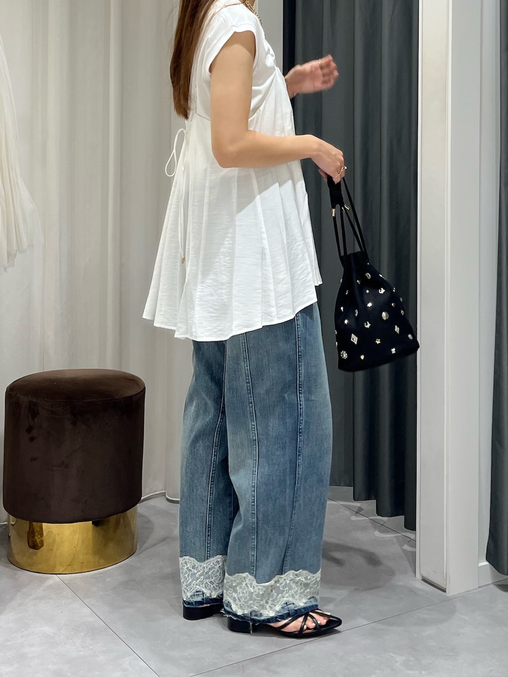 ブラック系のその他シューズ、ホワイト系のTシャツ/カットソー、ホワイト系のキャミソールを着用したレディースの夏コーディネートの5枚目の写真