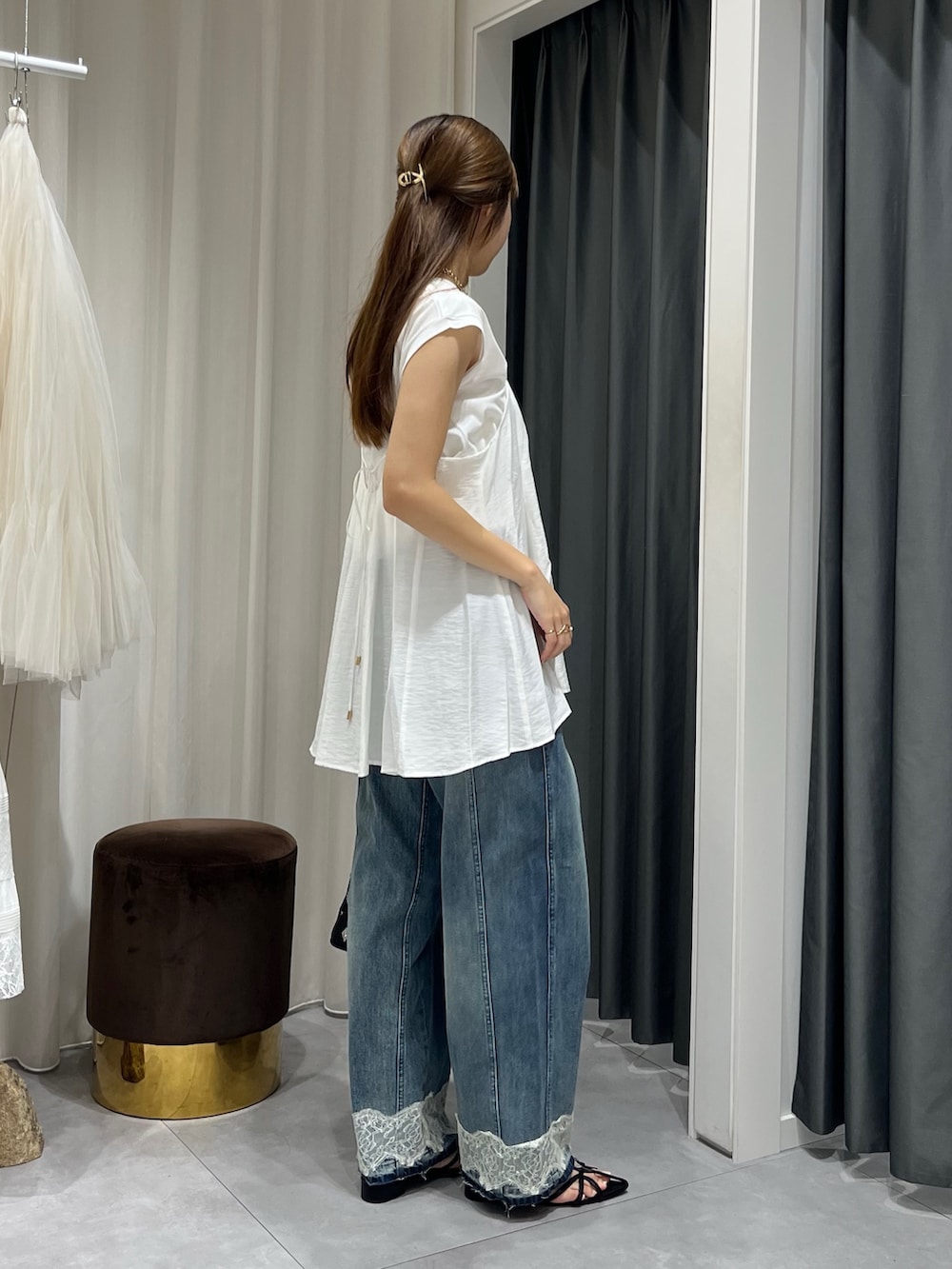 ブラック系のその他シューズ、ホワイト系のTシャツ/カットソー、ホワイト系のキャミソールを着用したレディースの夏コーディネートの2枚目の写真
