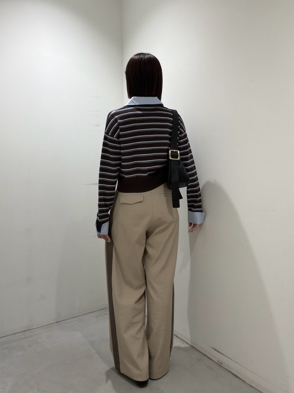 ブラウン系のニット/セーター、ブラック系のショルダーバッグ、ベージュ系のその他パンツを着用したレディースの夏コーディネートの3枚目の写真