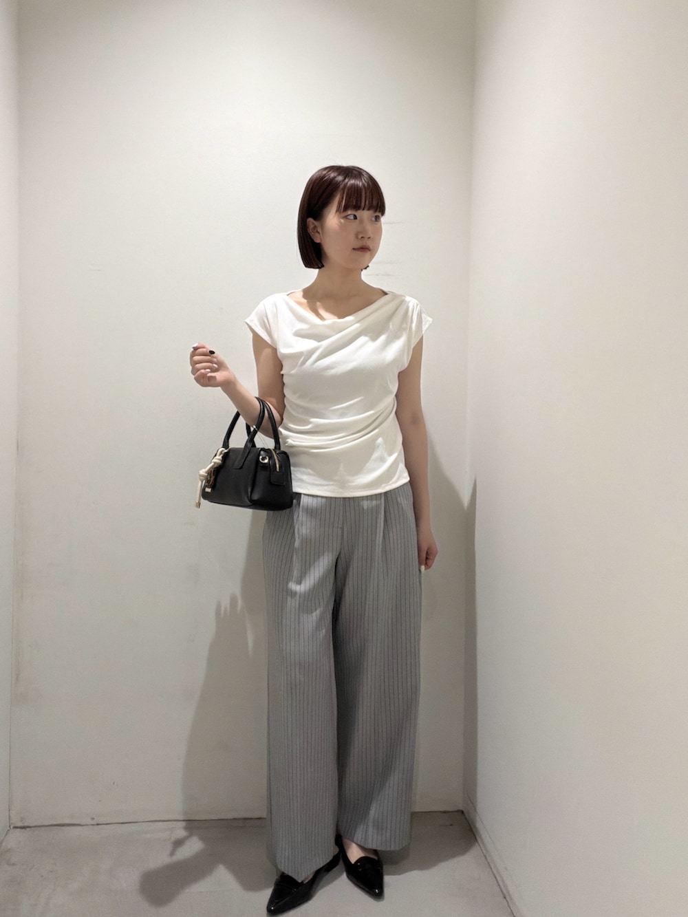 ホワイト系のTシャツ/カットソー、ブラック系のボストンバッグ、グレー系のその他パンツを着用したレディースの夏コーディネートの5枚目の写真
