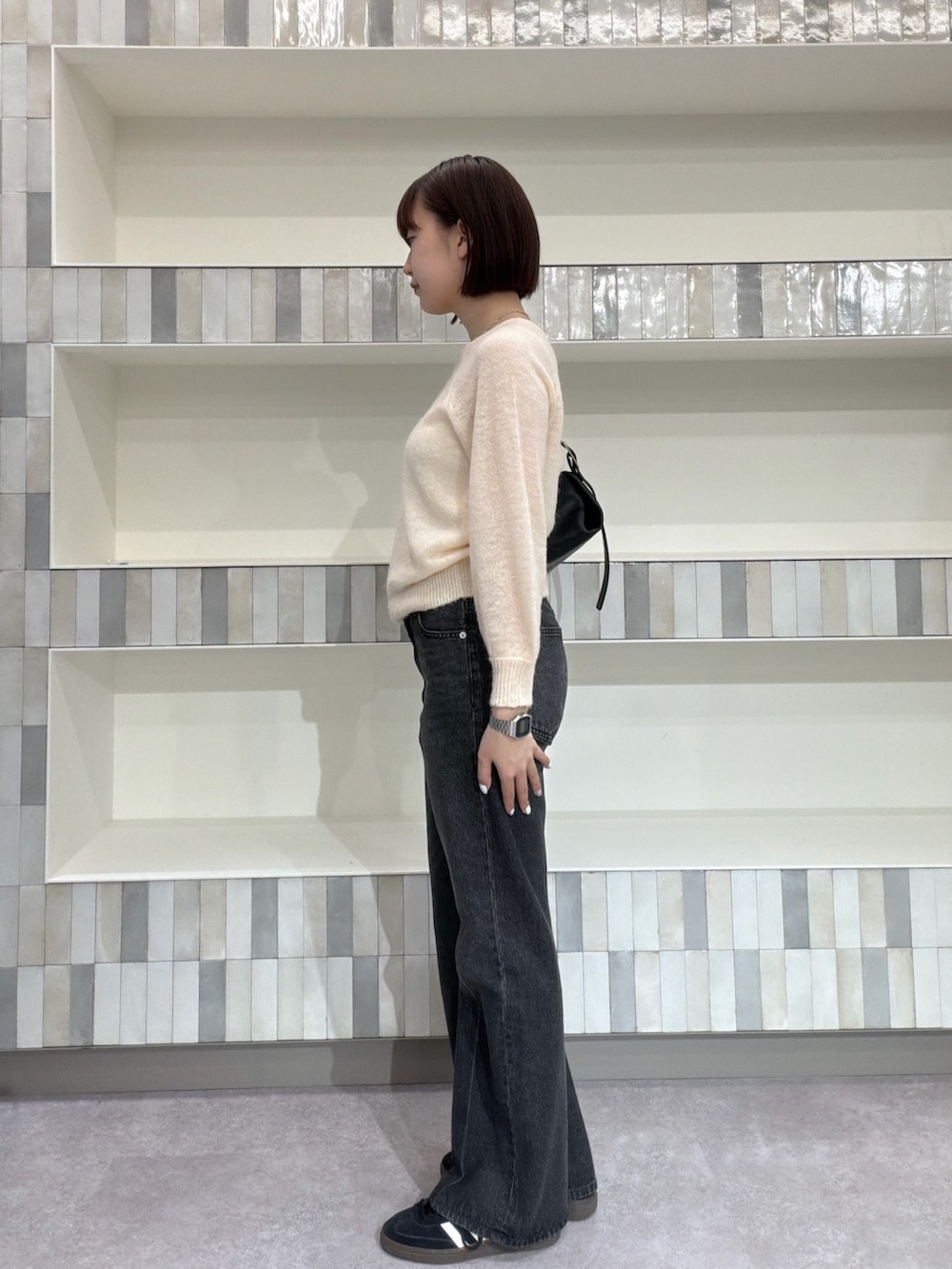 ホワイト系のニット/セーター、ブラック系のショルダーバッグ、ブラック系のその他パンツを着用したレディースの夏コーディネートの4枚目の写真
