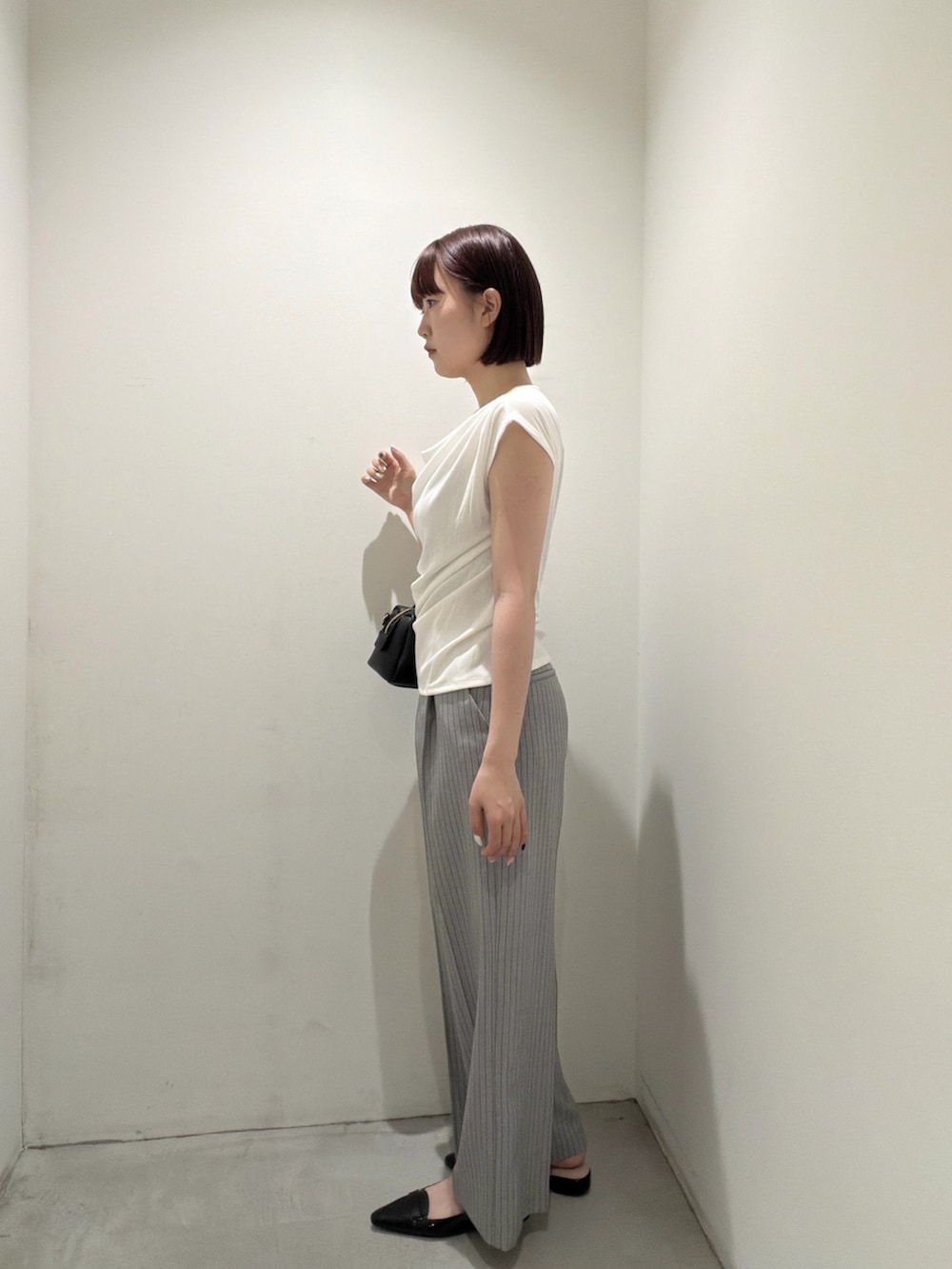 ホワイト系のTシャツ/カットソー、ブラック系のボストンバッグ、グレー系のその他パンツを着用したレディースの夏コーディネートの4枚目の写真