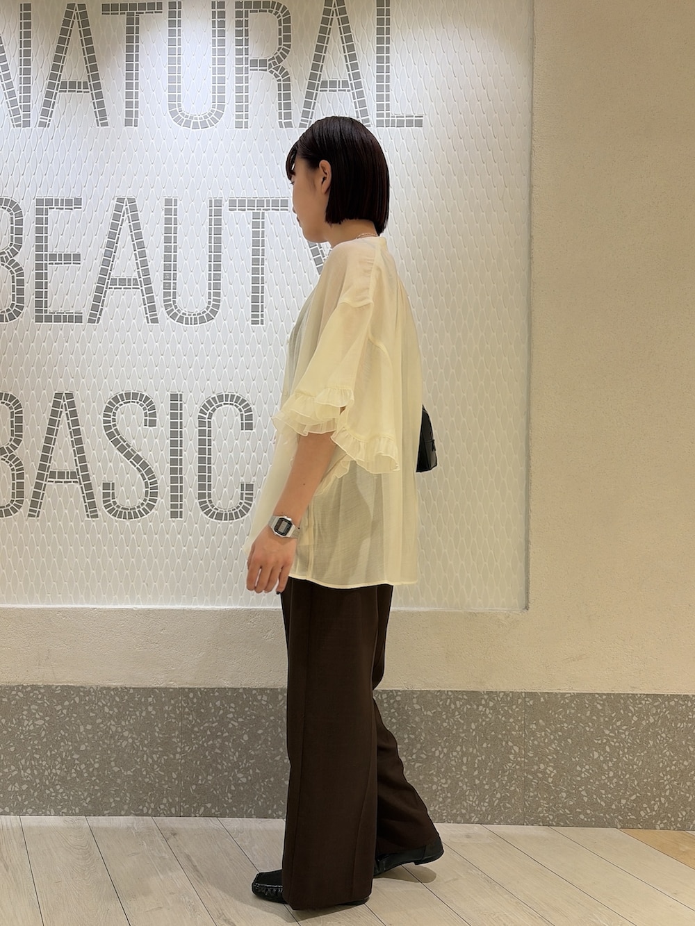 ホワイト系のシャツ/ブラウス、ブラック系のボストンバッグ、ブラウン系のその他パンツを着用したレディースの夏コーディネートの4枚目の写真