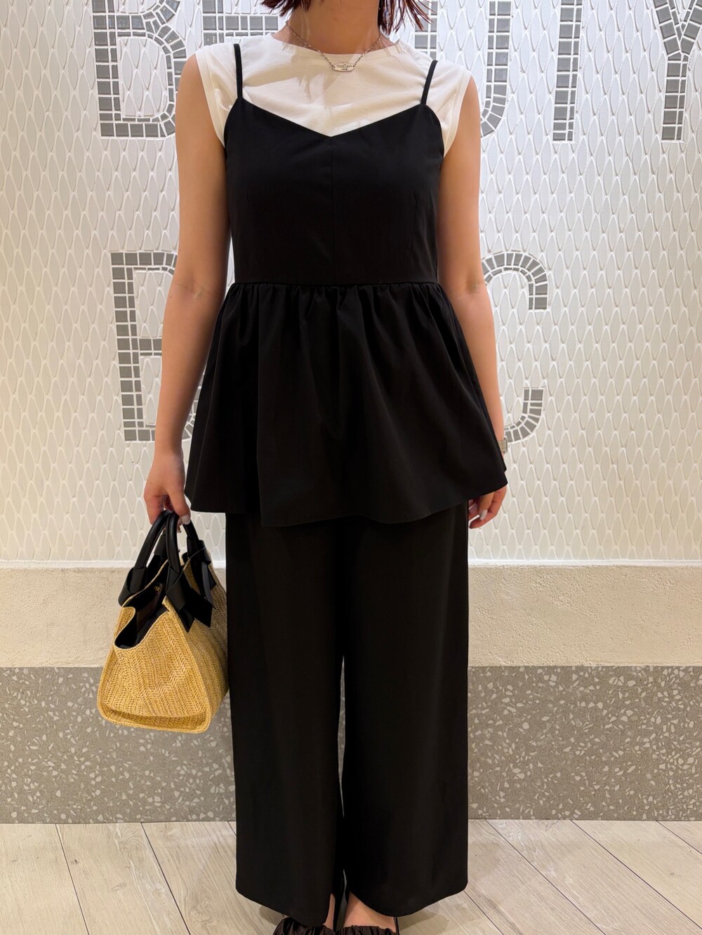 ホワイト系のTシャツ/カットソー、ブラック系のつなぎ/オールインワン、ベージュ系のトートバッグを着用したレディースの夏コーディネートの5枚目の写真