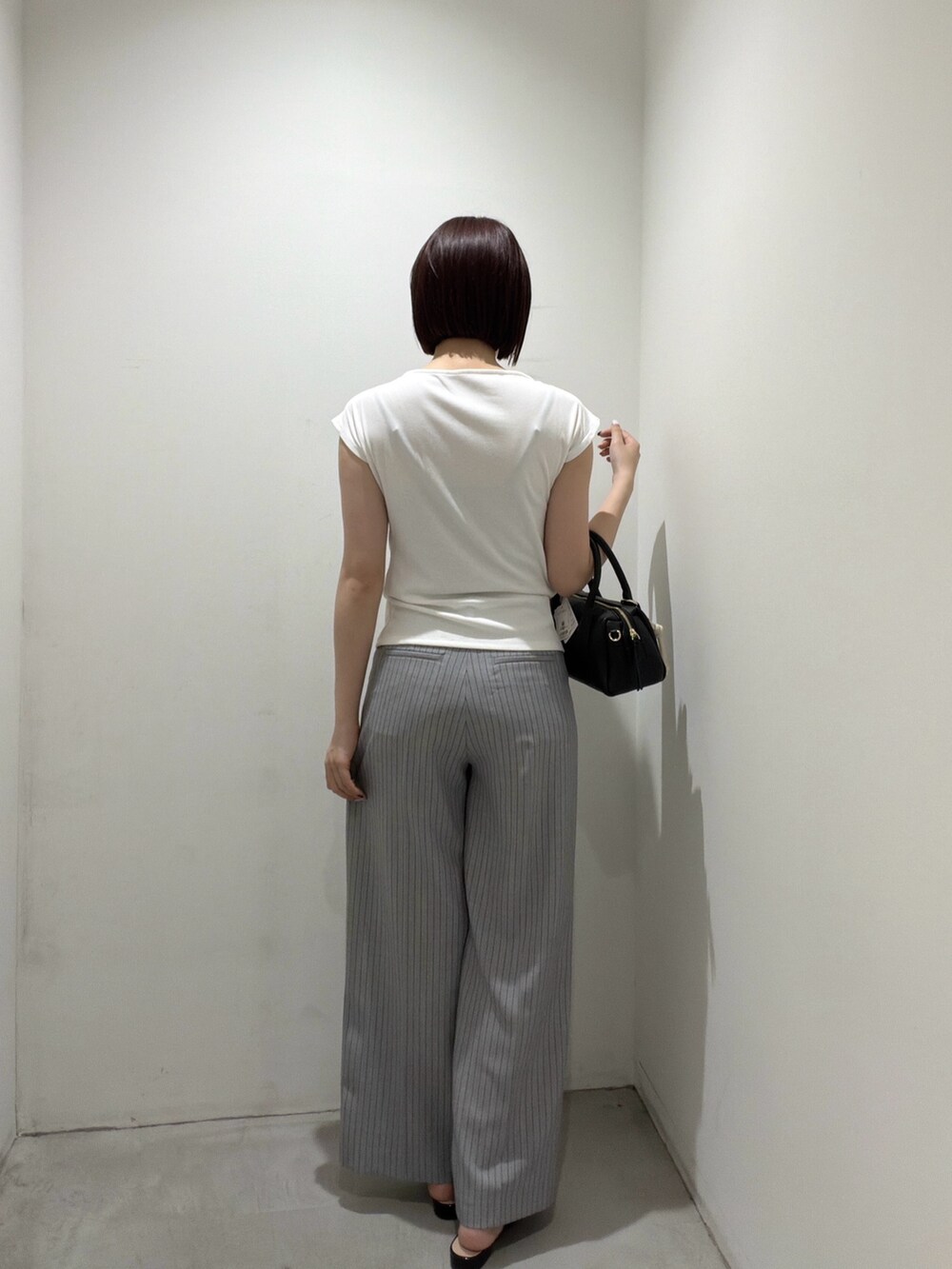 ホワイト系のTシャツ/カットソー、ブラック系のボストンバッグ、グレー系のその他パンツを着用したレディースの夏コーディネートの3枚目の写真