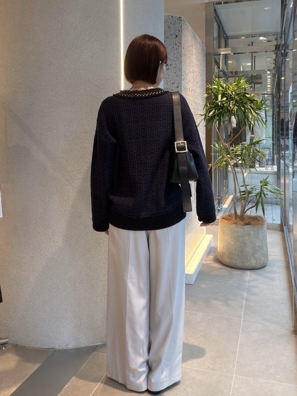 ホワイト系のTシャツ/カットソー、ブルー系のカーディガン/ボレロ、ブラック系のショルダーバッグを着用したレディースの秋コーディネートの3枚目の写真