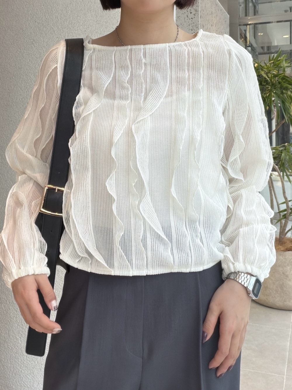 ホワイト系のTシャツ/カットソー、グレー系のその他パンツ、ブラック系のショルダーバッグを着用したレディースの秋コーディネートの6枚目の写真
