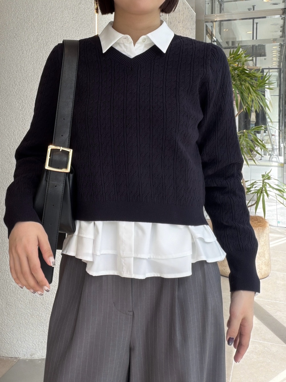 ホワイト系のシャツ/ブラウス、ブルー系のニット/セーター、ブラック系のショルダーバッグを着用したレディースの秋コーディネートの6枚目の写真