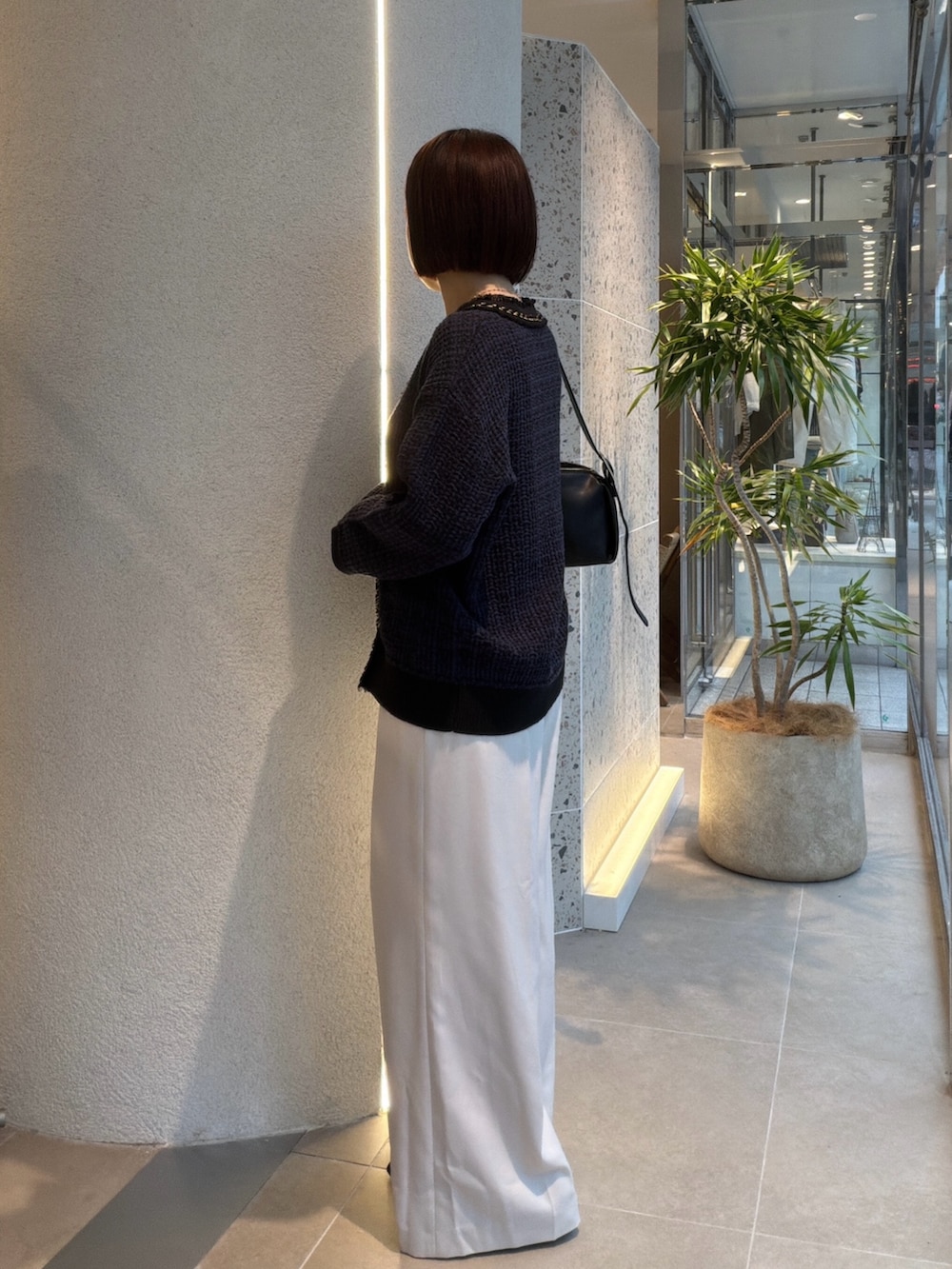 ホワイト系のTシャツ/カットソー、ブルー系のカーディガン/ボレロ、ブラック系のショルダーバッグを着用したレディースの秋コーディネートの4枚目の写真