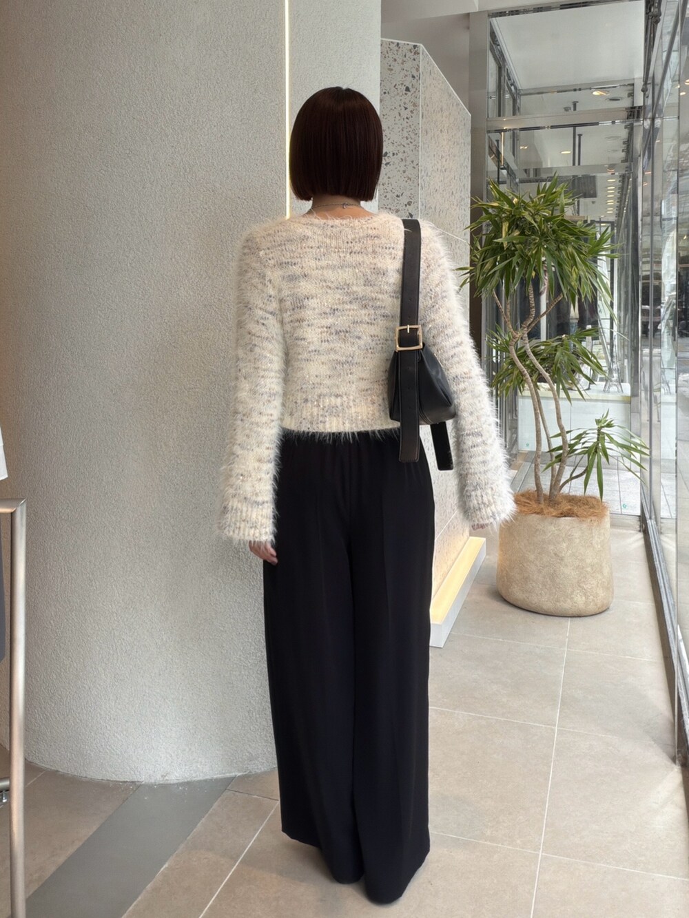 ホワイト系のカーディガン/ボレロ、ブラック系のショルダーバッグ、ブラック系のその他パンツを着用したレディースの秋コーディネートの3枚目の写真