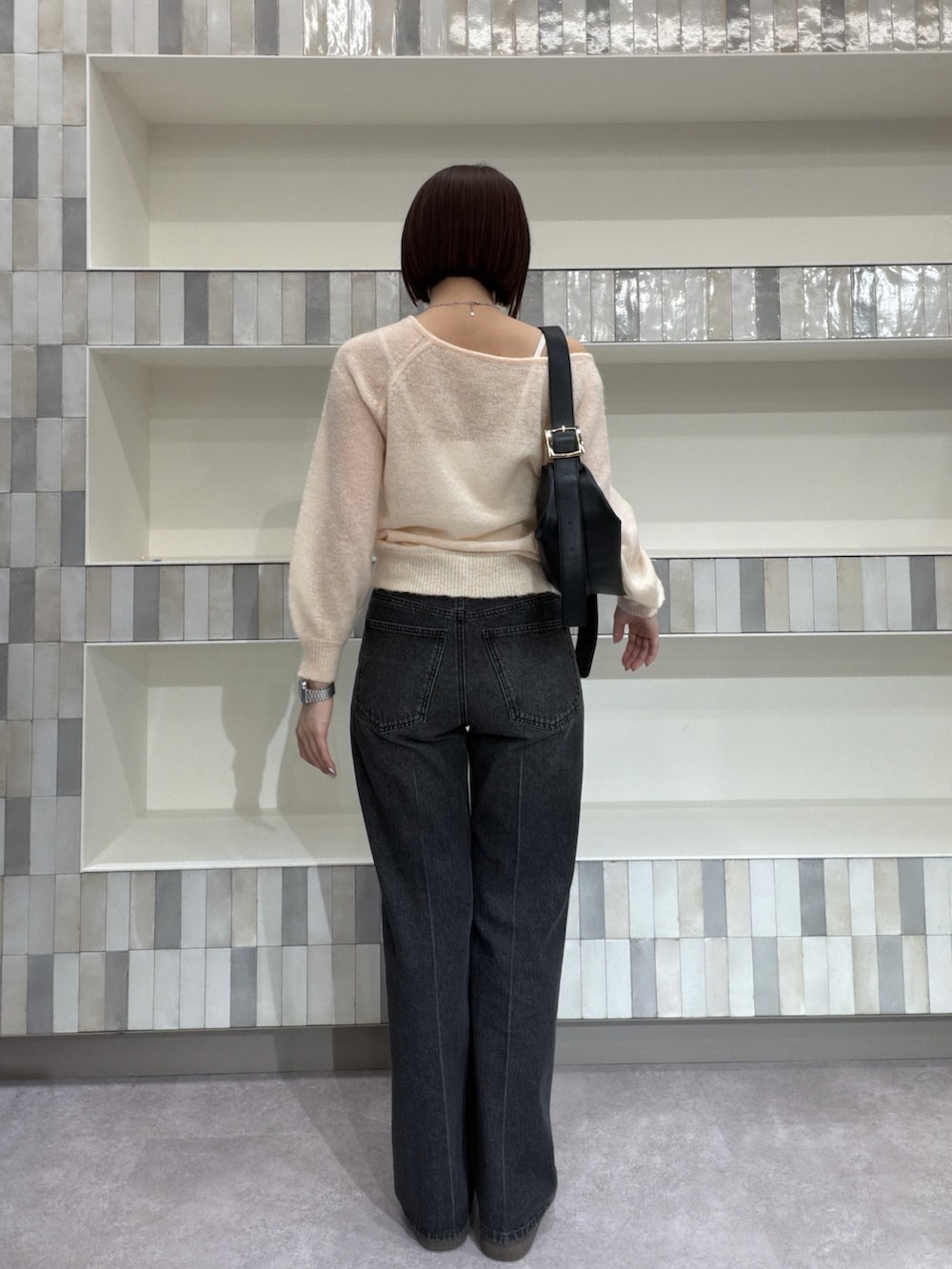 ホワイト系のニット/セーター、ブラック系のショルダーバッグ、ブラック系のその他パンツを着用したレディースの夏コーディネートの3枚目の写真
