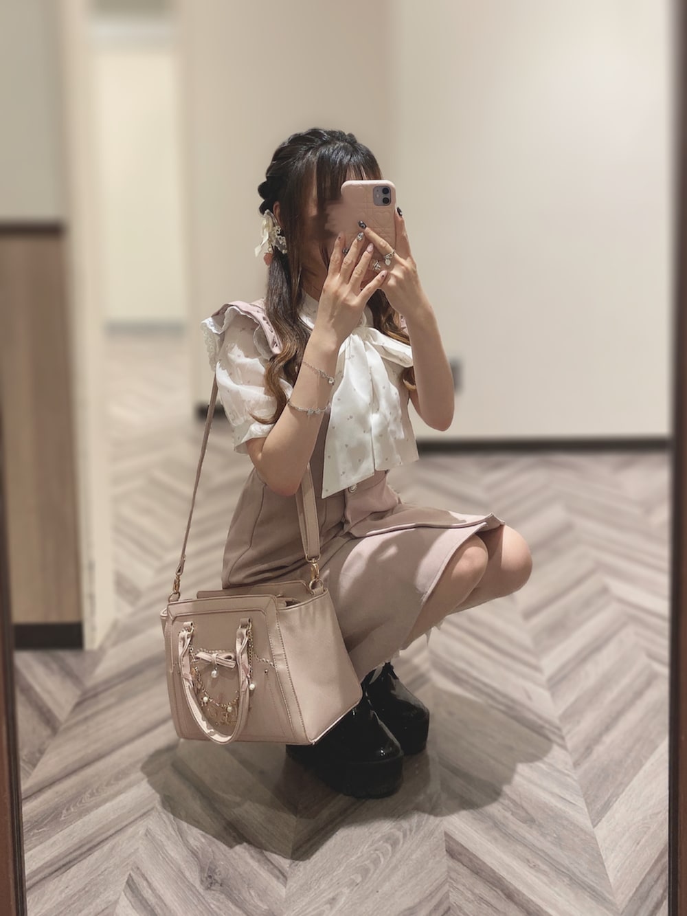「いいね、save、フォローお願いします🤑、ガーリー、フェミニン、量産型、量産型ヲタク、量産型コーデ、かわいい、ボウタイブラウス、ピンク、ピンクコーデ、ジャンパースカート、骨格ストレート、フリル」｜「evelynのオリジナルハートBS（シャツ/ブラウス、ホワイト系）」を使った、🐰ㅤメ ｲ ﾒ ｲㅤ🐰さん（骨格ストレート・レディース・154cm）の秋コーディネートの2枚目の写真