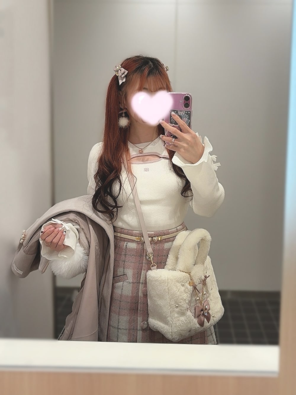 「いいね、save、フォローお願いします🤑、ガーリー、量産型、量産型ヲタク、量産型コーデ、量産型女子、evelyn、かわいい、冬コーデ、冬、カットアウト、リブニット、チェック、チェックスカート、ロングブーツ」｜「evelynのロゴリボンスリットニット（ニット/セーター、ホワイト系）」を使った、🐰ㅤメ ｲ ﾒ ｲㅤ🐰さん（骨格ストレート・レディース・154cm）の冬コーディネートの2枚目の写真