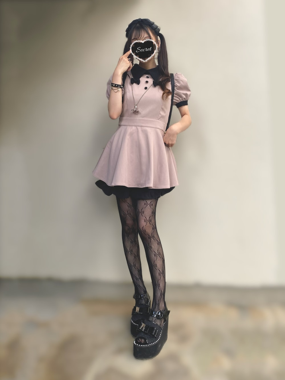 ピンク系のセットアップ、ブラック系のサンダル、ブラック系のバックパック/リュックを着用したレディースの秋コーディネートの3枚目の写真