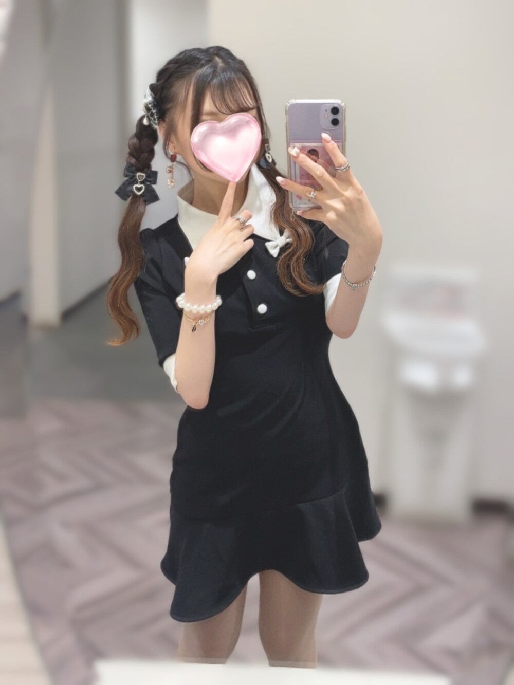 ピンク系のショルダーバッグ、ブラック系のパンプス、ブラック系のバレッタ/ヘアクリップを着用したレディースの夏コーディネートの2枚目の写真