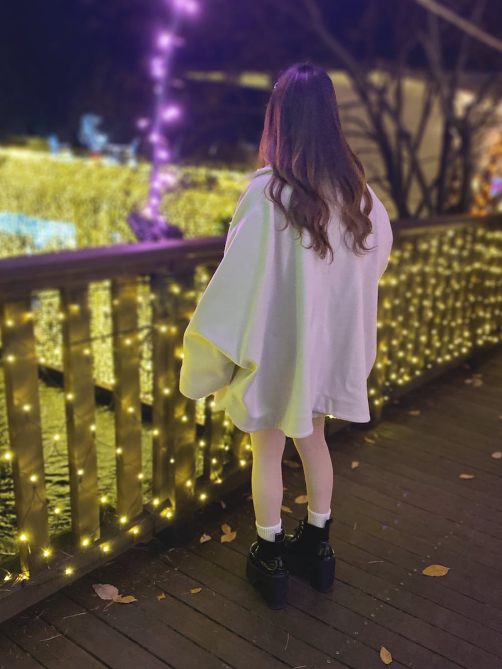 「いいね、save、フォローお願いします🤑、ガーリー、フェミニン、骨格ストレート、低身長、ポンチョ、フェザー、ふわふわ、チェック、チェックスカート、ハイウエスト、淡色コーデ、秋冬コーデ、休日コーデ、オーバーサイズ」｜「Heatherのポンチョコート 896017（ポンチョ、ホワイト系）」を使った、🐰ㅤメ ｲ ﾒ ｲㅤ🐰さん（骨格ストレート・レディース・154cm）の秋コーディネートの3枚目の写真