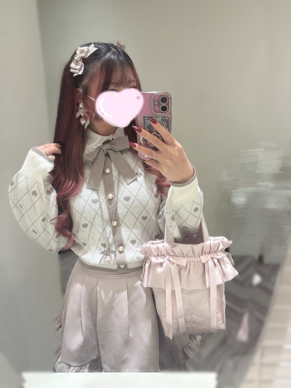 ピンク系のニット/セーター、ピンク系のスカート、ブラック系のパンプスを着用したレディースの秋コーディネートの2枚目の写真