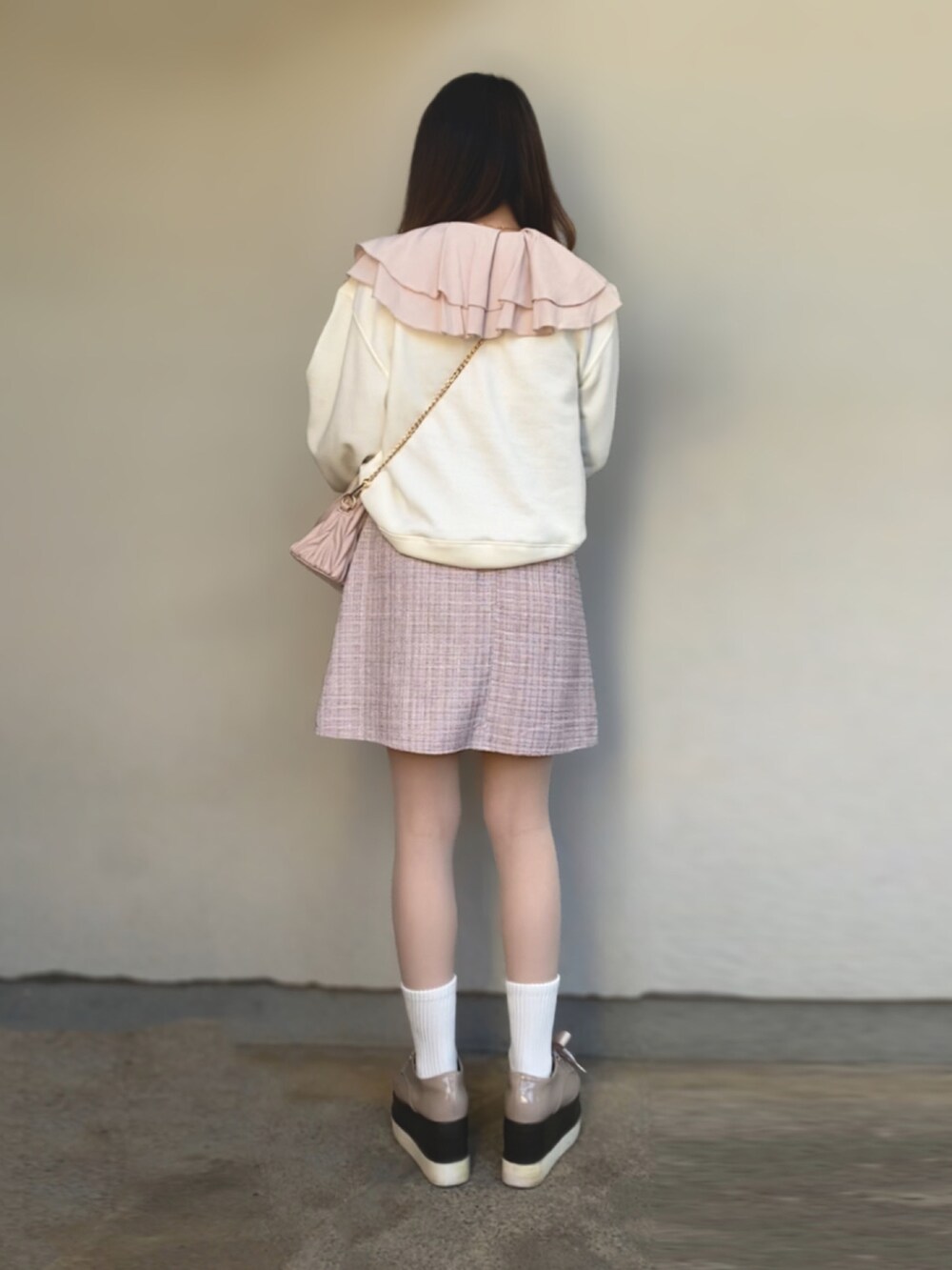 「いいね、save、フォローお願いします🤑、カジュアル、カジュアルガーリー、フェミニン、ガーリー、骨格ストレート、スウェット、量産型、レイヤードスタイル、甘め、ゆるコーデ、プチプラ、ピンク」｜「apres jourのロゴ刺繍スウェット【ZOZOTOWN限定アイテム】（スウェット、ホワイト系）」を使った、🐰ㅤメ ｲ ﾒ ｲㅤ🐰さん（骨格ストレート・レディース・154cm）の秋コーディネートの2枚目の写真