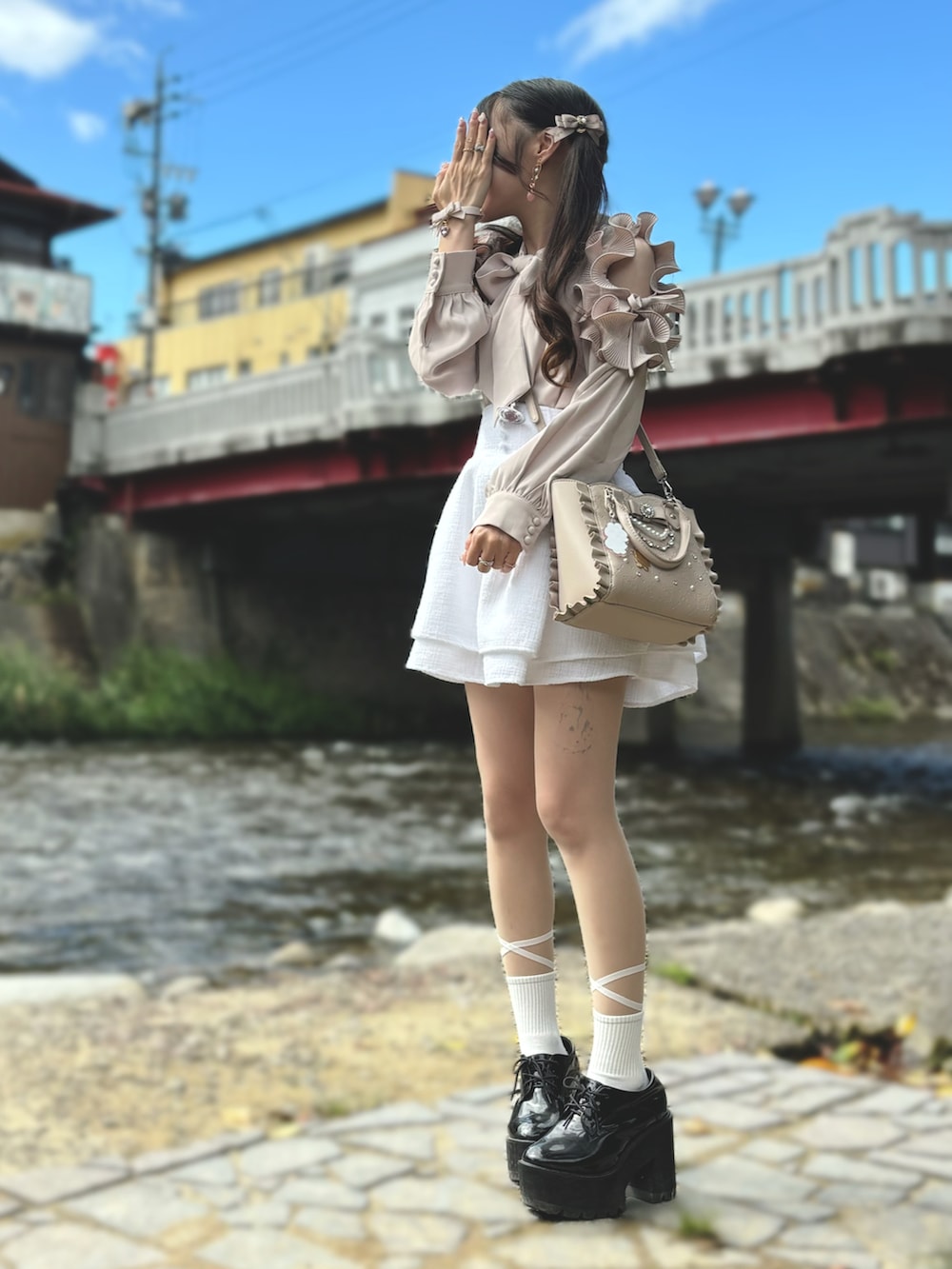 「秋っぽコーデ更新中、いいね、save、フォローお願いします🤑、ガーリー、かわいい、量産型、量産型ヲタク、量産型コーデ、量産型女子、秋コーデ、ボウタイブラウス、肌見せ、evelynコーデ、ツイード、ツイードスカート、フレアスカート」｜「evelynのプリーツフリルBS（シャツ/ブラウス、ピンク系）」を使った、🐰ㅤメ ｲ ﾒ ｲㅤ🐰さん（骨格ストレート・レディース・154cm）の秋コーディネートの3枚目の写真