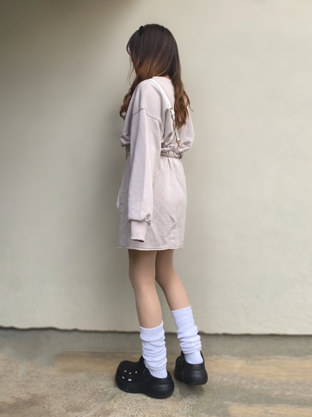 「いいね、save、フォローお願いします🤑、骨格ストレート、スウェット、セットアップ、ゆるコーデ、きれいめカジュアル、プチプラ、プチプラコーデ、秋服準備はじめました、シンプル、ルーズシルエット、ルーズソックス、カジュアル、カジュアルガーリー」｜「GRLのカットオフトップスXリボン付きミニスカートセットアップ[pm117]（セットアップ、ベージュ系）」を使った、🐰ㅤメ ｲ ﾒ ｲㅤ🐰さん（レディース・153cm）の秋コーディネートの2枚目の写真