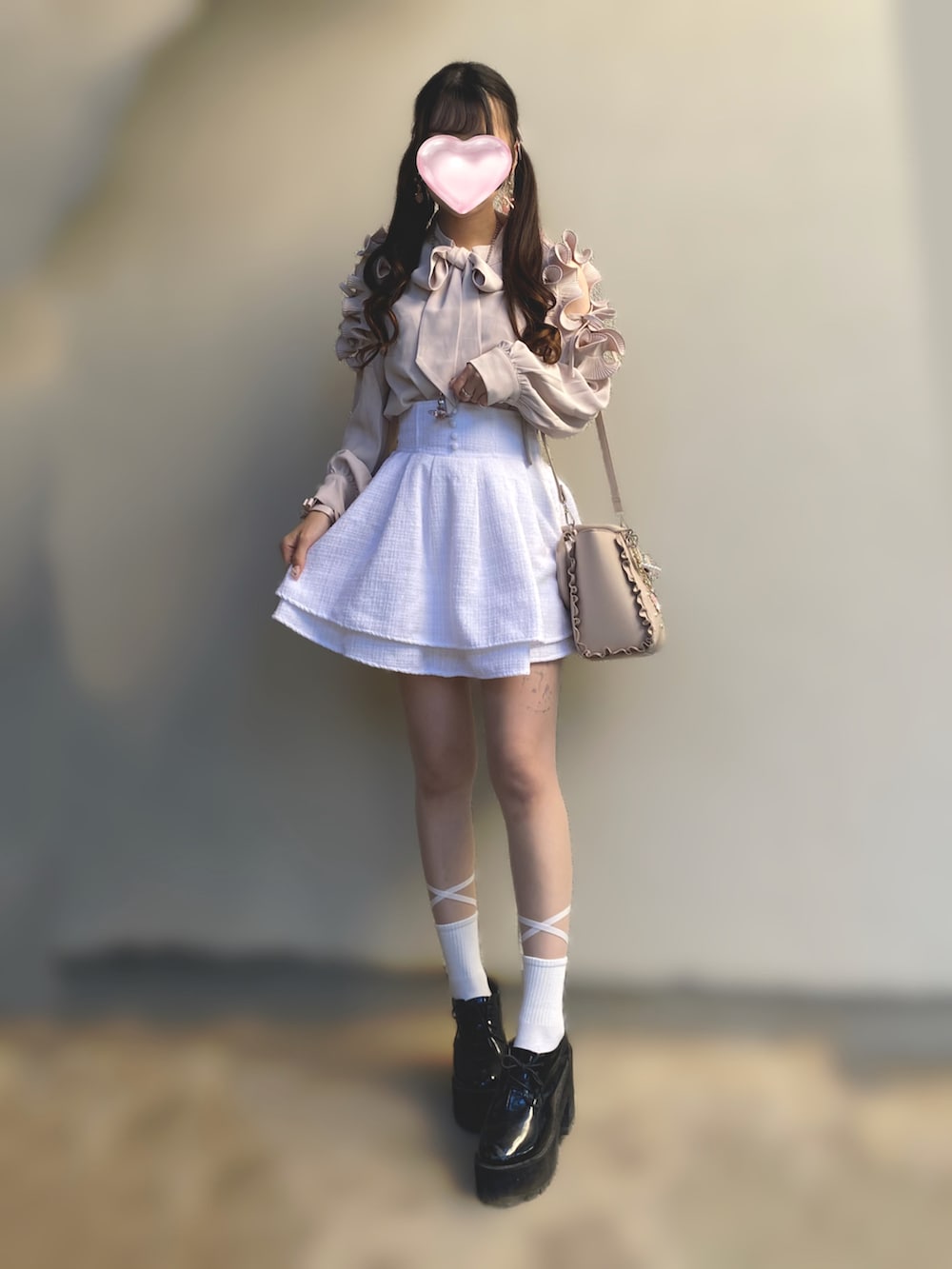 「秋っぽコーデ更新中、いいね、save、フォローお願いします🤑、ガーリー、かわいい、量産型、量産型ヲタク、量産型コーデ、量産型女子、秋コーデ、ボウタイブラウス、肌見せ、evelynコーデ、ツイード、ツイードスカート、フレアスカート」｜「evelynのプリーツフリルBS（シャツ/ブラウス、ピンク系）」を使った、🐰ㅤメ ｲ ﾒ ｲㅤ🐰さん（骨格ストレート・レディース・154cm）の秋コーディネートの2枚目の写真