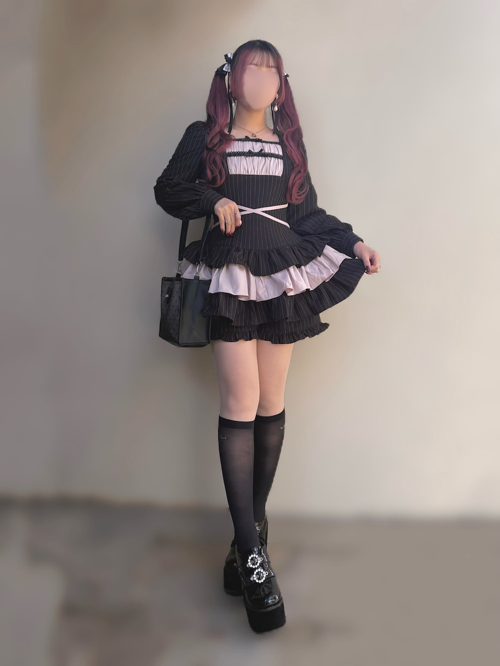 ブラック系のパンプス、ブラック系のセットアップ、ブラック系のショルダーバッグを着用したレディースの秋コーディネートの3枚目の写真