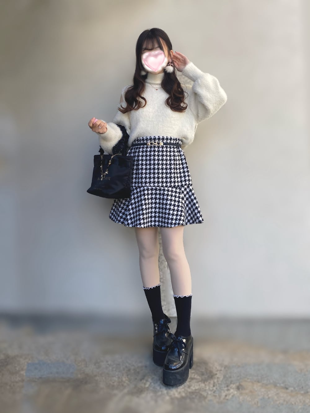 「いいね、save、フォローお願いします🤑、ガーリー、大人ガーリー、モノトーン、モノトーンコーデ、シンプル、ハイネック、ハイネックニット、千鳥柄、冬コーデ、冬、骨格ストレート」｜「one after another NICE CLAUPの肩あきマルチウェイフェザーニット（ニット/セーター、ホワイト系）」を使った、🐰ㅤメ ｲ ﾒ ｲㅤ🐰さん（骨格ストレート・レディース・154cm）の冬コーディネートの2枚目の写真