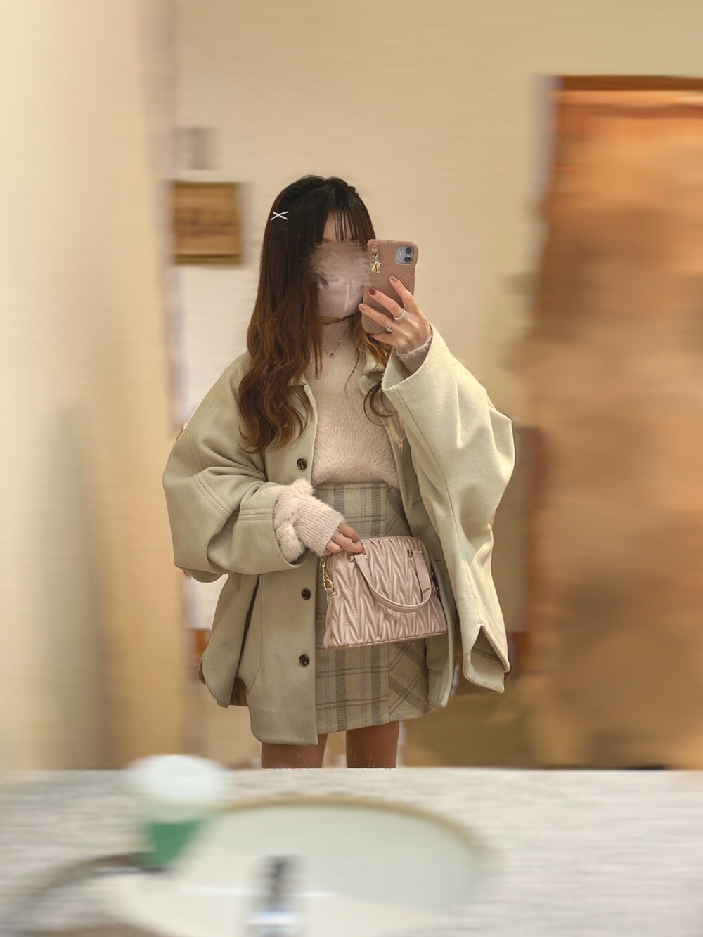 「いいね、save、フォローお願いします🤑、ガーリー、フェミニン、骨格ストレート、低身長、ポンチョ、フェザー、ふわふわ、チェック、チェックスカート、ハイウエスト、淡色コーデ、秋冬コーデ、休日コーデ、オーバーサイズ」｜「Heatherのポンチョコート 896017（ポンチョ、ホワイト系）」を使った、🐰ㅤメ ｲ ﾒ ｲㅤ🐰さん（骨格ストレート・レディース・154cm）の秋コーディネートの4枚目の写真