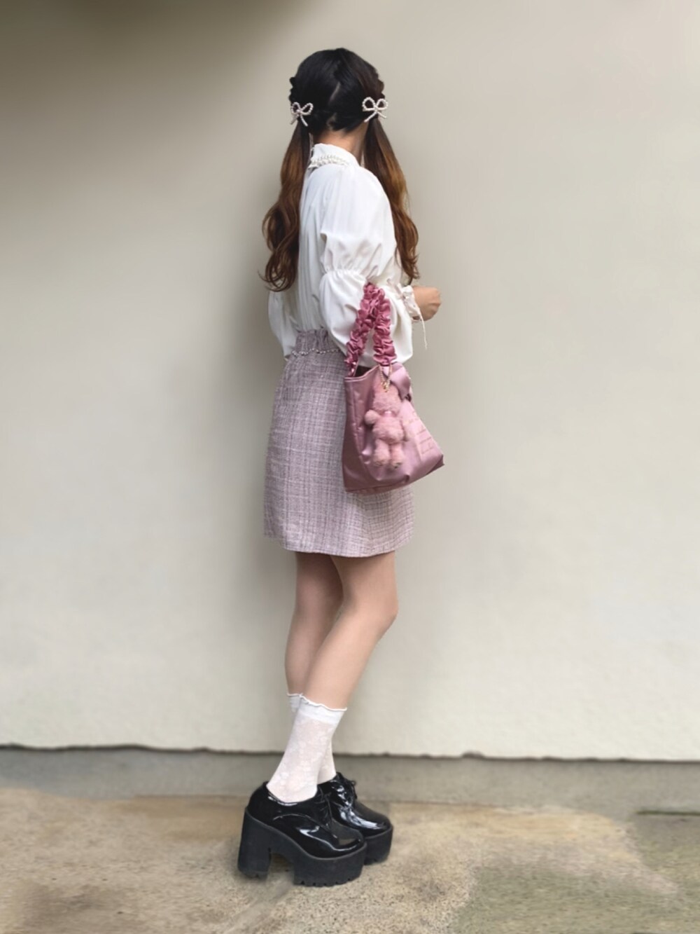 「いいね、save、フォローお願いします🤑、ガーリー、フェミニン、量産型、量産型コーデ、かわいい、evelyn、骨格ストレート、ツイード、ツイードスカート、ピンク、パール、ボリューム袖、ブラウス、キレイめ」｜「evelynのクシュっと袖パール襟BS（シャツ/ブラウス、ホワイト系）」を使った、🐰ㅤメ ｲ ﾒ ｲㅤ🐰さん（骨格ストレート・レディース・154cm）の秋コーディネートの2枚目の写真