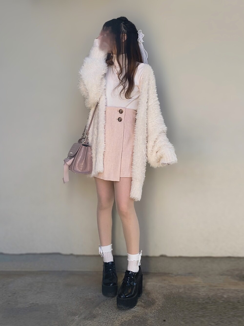 「いいね、save、フォローお願いします🤑、ガーリー、フェミニン、淡色コーデ、ワントーンコーデ、ホワイト、ピンク、骨格ストレート、タートルネック、あざとかわいい、フェザー、ボリューム袖、ツイード、スタイルアップ、かわいい」｜「one after another NICE CLAUPのスタイリングをアップデートする。NCイニシャルハイネックトップス（Tシャツ/カットソー、ピンク系）」を使った、🐰ㅤメ ｲ ﾒ ｲㅤ🐰さん（骨格ストレート・レディース・154cm）の冬コーディネートの3枚目の写真
