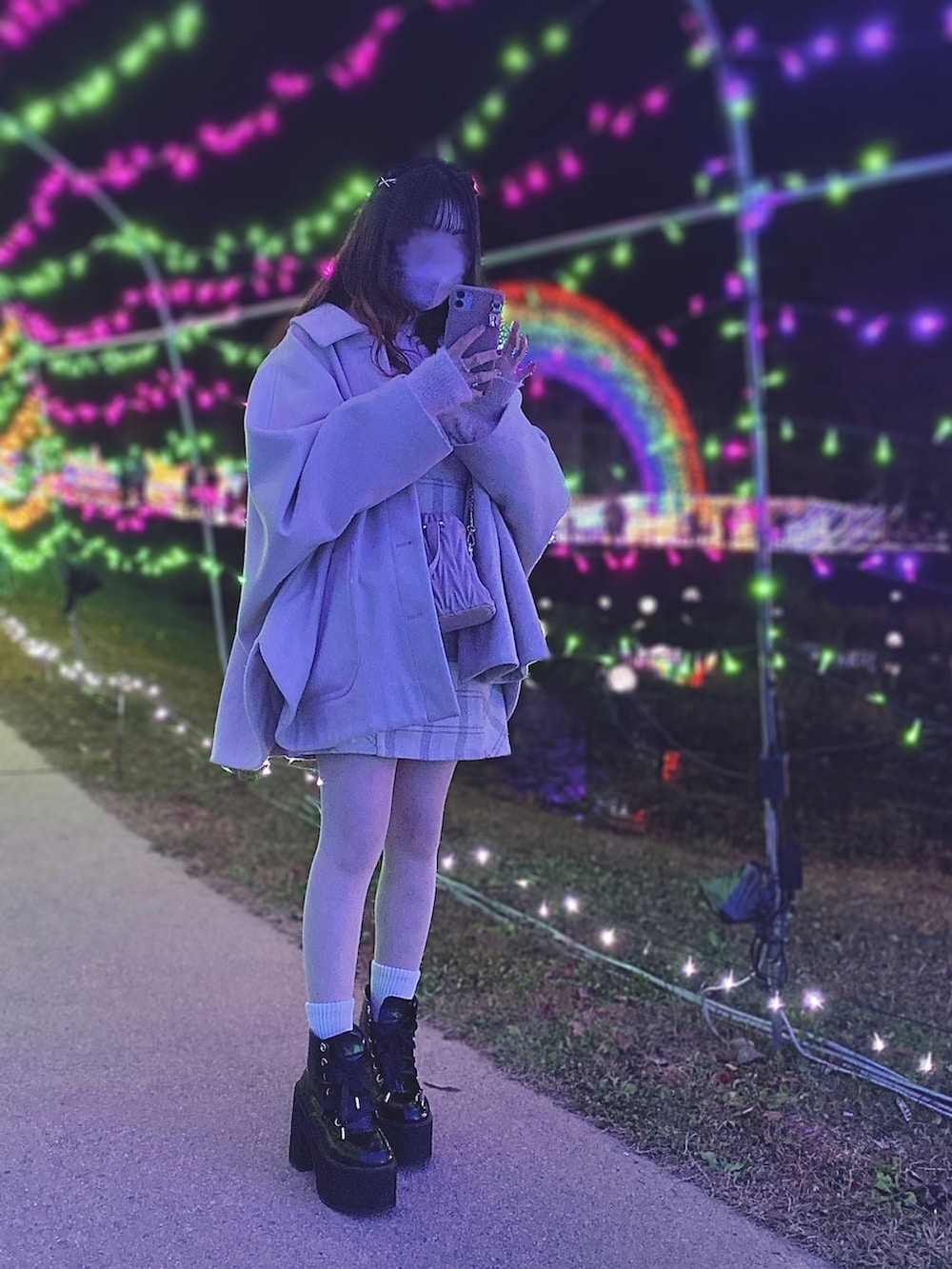 「いいね、save、フォローお願いします🤑、ガーリー、フェミニン、骨格ストレート、低身長、ポンチョ、フェザー、ふわふわ、チェック、チェックスカート、ハイウエスト、淡色コーデ、秋冬コーデ、休日コーデ、オーバーサイズ」｜「Heatherのポンチョコート 896017（ポンチョ、ホワイト系）」を使った、🐰ㅤメ ｲ ﾒ ｲㅤ🐰さん（骨格ストレート・レディース・154cm）の秋コーディネートの2枚目の写真