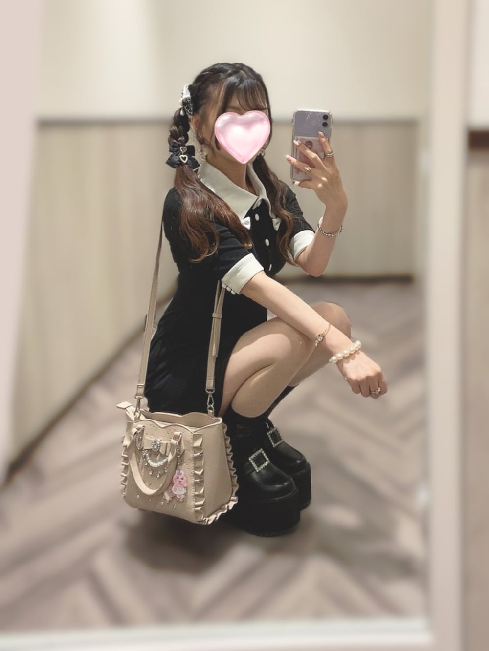 ピンク系のショルダーバッグ、ブラック系のパンプス、ブラック系のバレッタ/ヘアクリップを着用したレディースの夏コーディネートの3枚目の写真