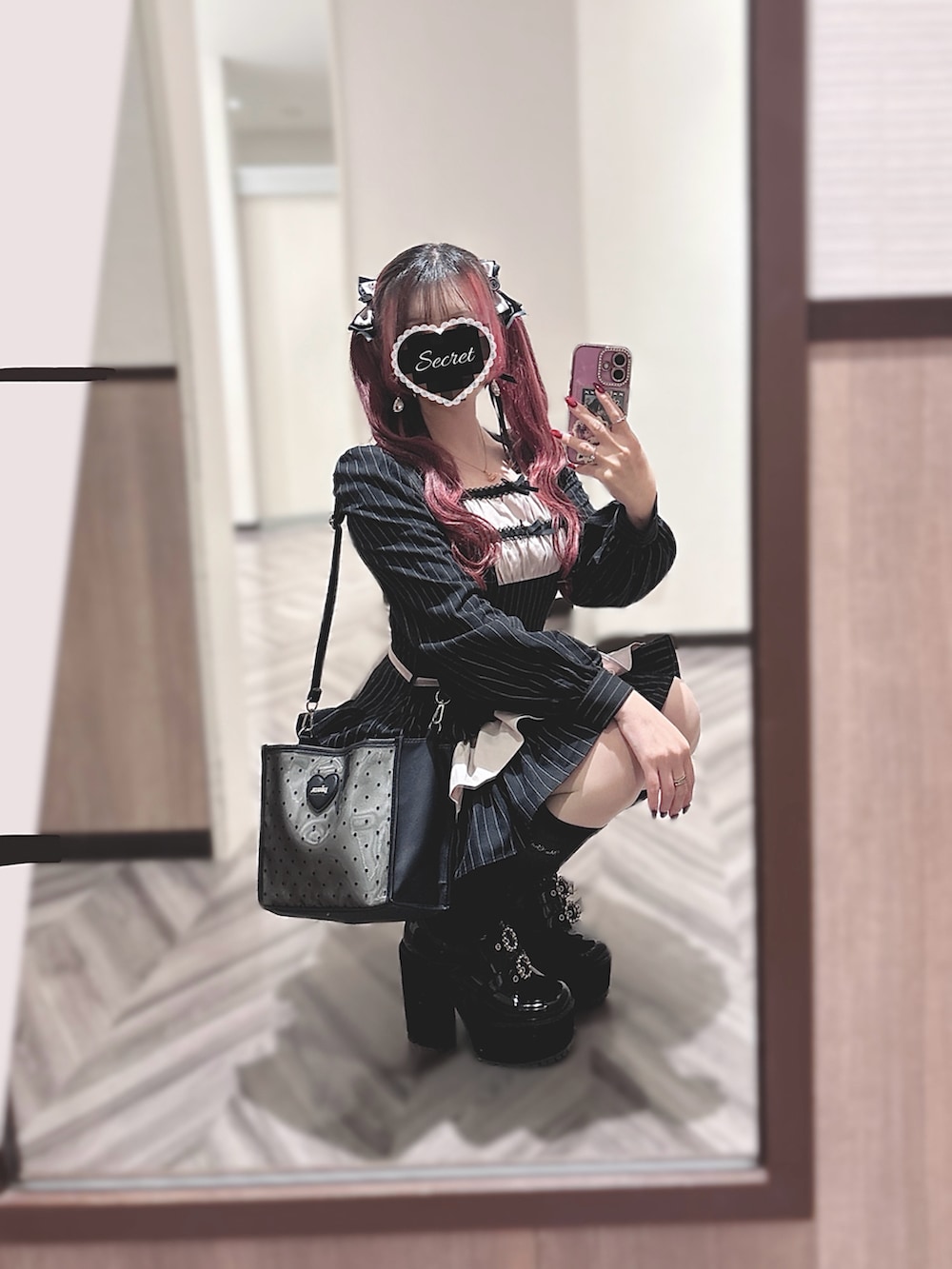 ブラック系のパンプス、ブラック系のセットアップ、ブラック系のショルダーバッグを着用したレディースの秋コーディネートの2枚目の写真