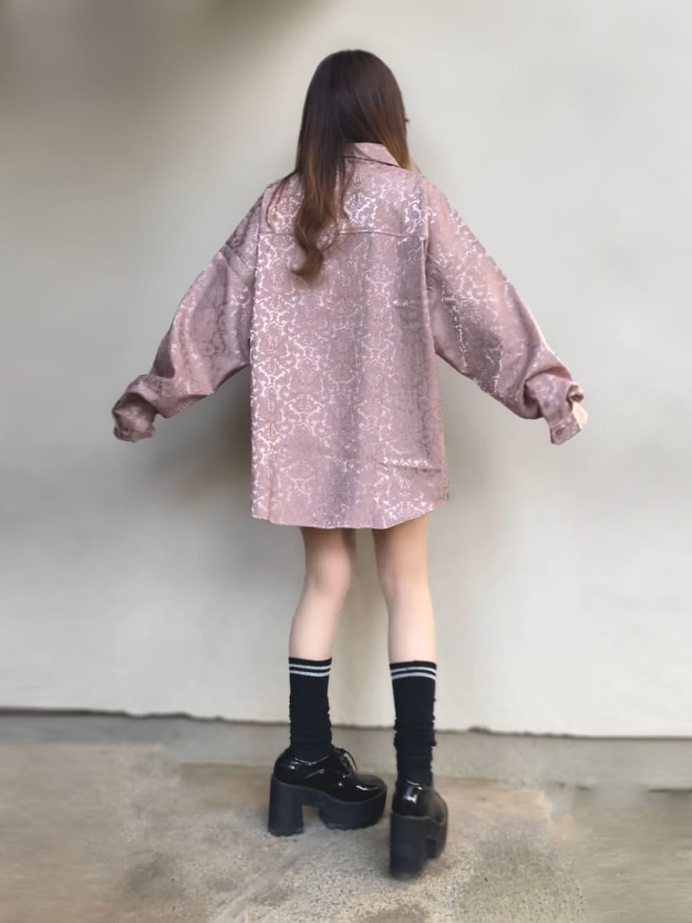 ピンク系のシャツ/ブラウス、ブラック系のスカート、ブラック系のシューズを着用したレディースの秋コーディネートの4枚目の写真