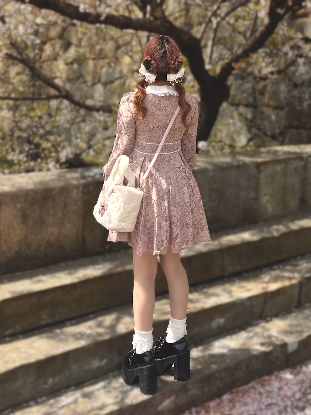 ピンク系のワンピース、ホワイト系のトートバッグ、ブラック系のシューズを着用したレディースの春コーディネートの2枚目の写真