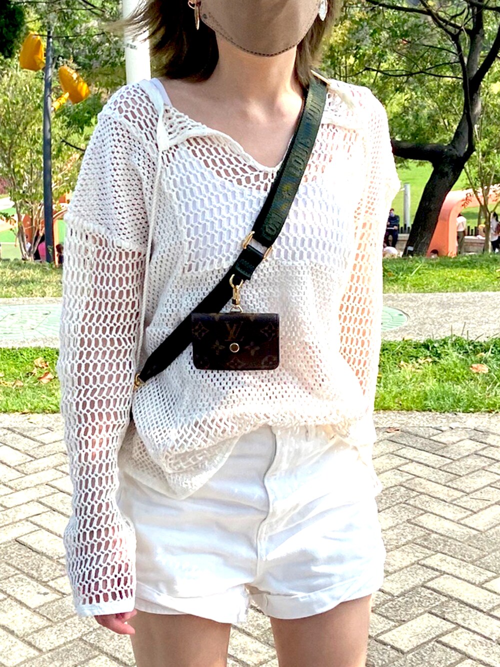 ホワイト系のTシャツ/カットソー、ホワイト系のデニムパンツ、ベージュ系のシューズを着用したレディースの夏コーディネートの2枚目の写真