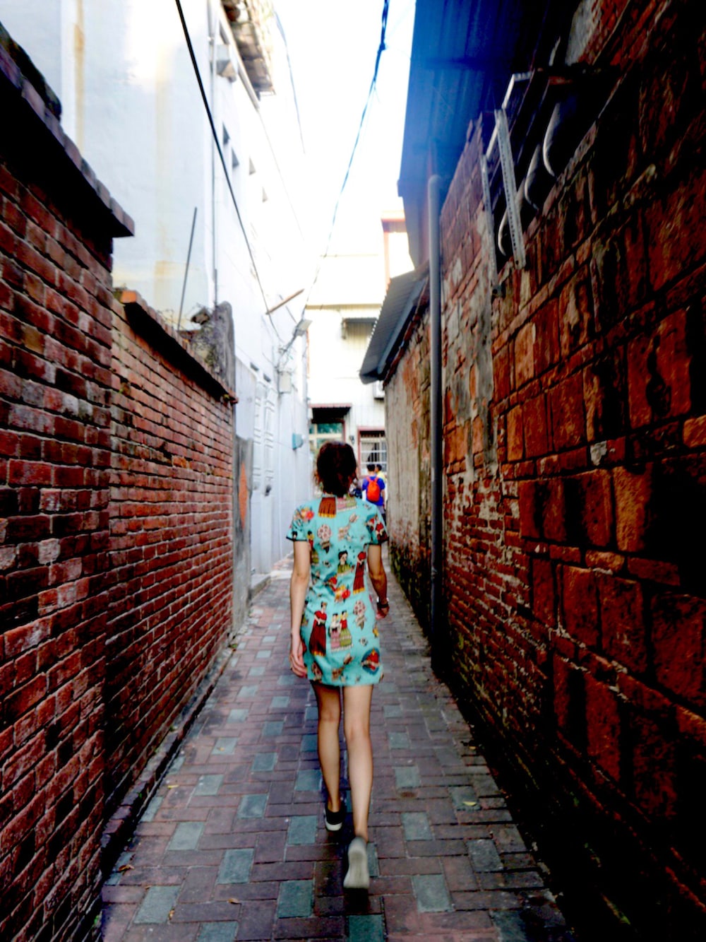 ブラック系のシューズを着用したレディースの秋コーディネートの2枚目の写真