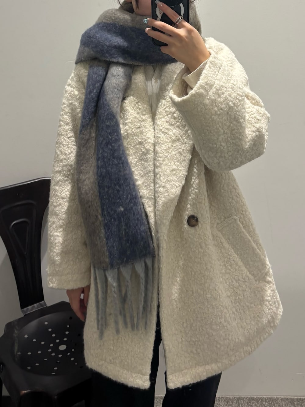 ホワイト系のピーコート、ブラウン系のマフラーを着用したレディースの秋コーディネートの2枚目の写真