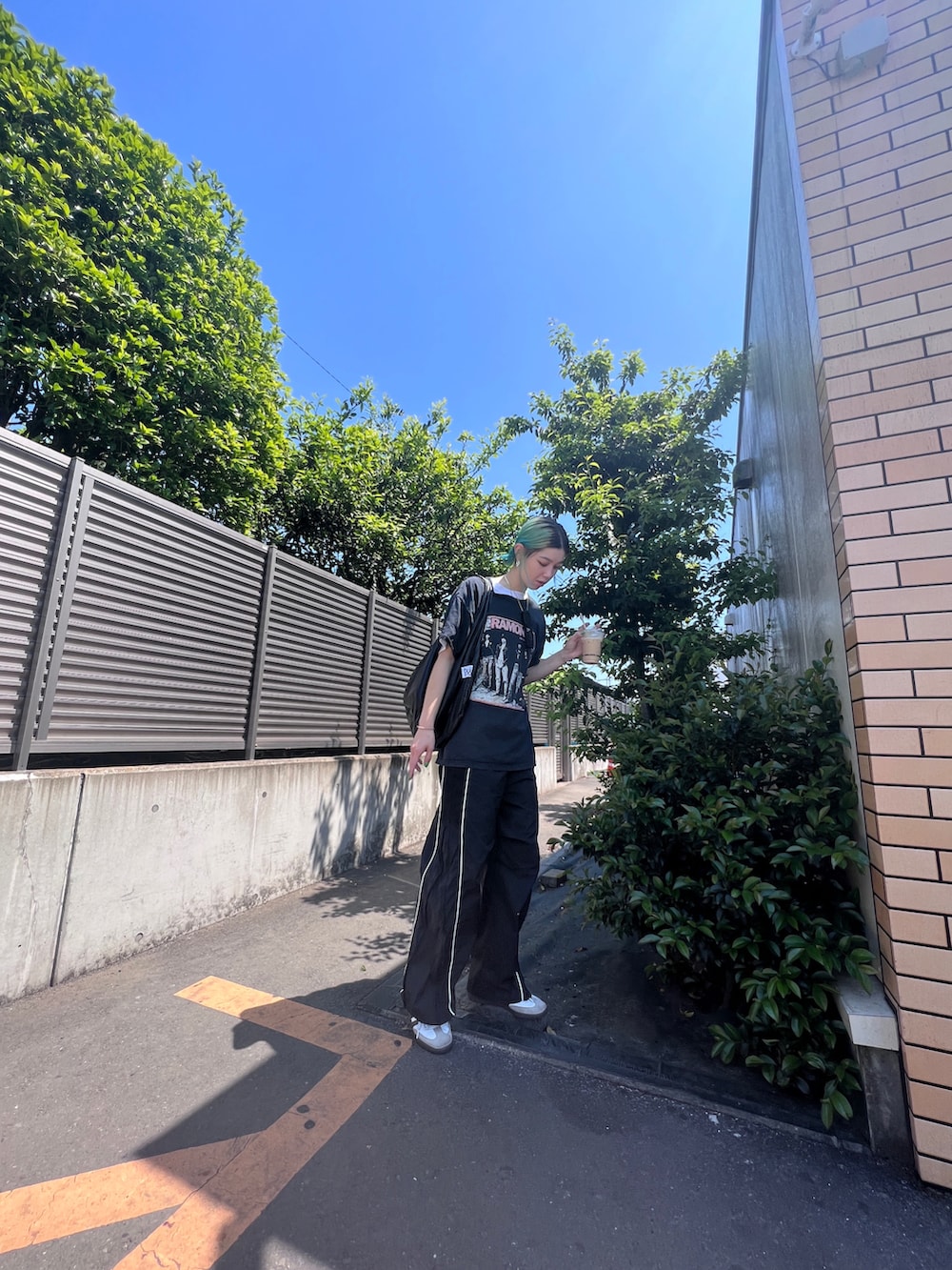 ブラック系のその他パンツ、ホワイト系のスニーカーを着用したレディースの春コーディネートの3枚目の写真